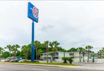 Motel 6 - Pensacola West has Smoking rooms