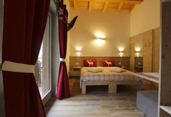 Alpen Chalet has Balcony rooms