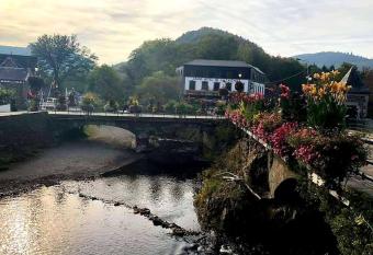 Au sommet de la cascade has Balcony rooms