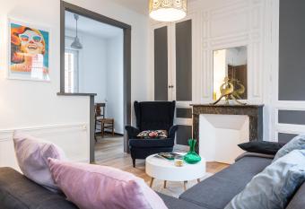 TOWNHOUSE TROUVILLE - Appart Hotel & Studios allows 18 year olds to book a room