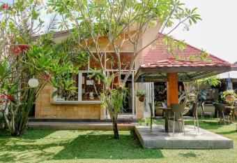 Ndalem Katong Guest House Ponorogo allows 18 year olds to book a room