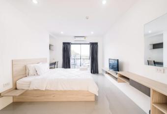 Baan Mae Suvarnabhumi Airport has Balcony rooms