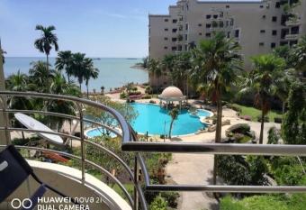 MeLaKA Relaxation Beachfront 2B2R has Balcony rooms