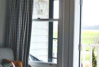 Te Kopura Lodge has Balcony rooms