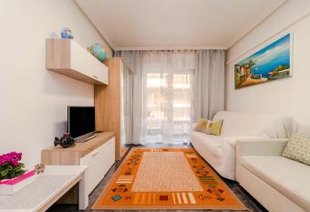 Apartamento Playa del Cura allows 18 year olds to book a room