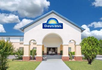 Days Inn by Wyndham Lincoln has Smoking rooms