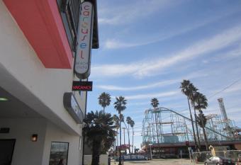 Carousel Beach Inn has Balcony rooms