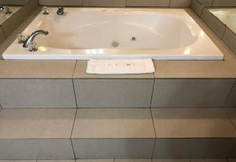 Deerfield Inn and Suites - Fairview has rooms with a private hot tub