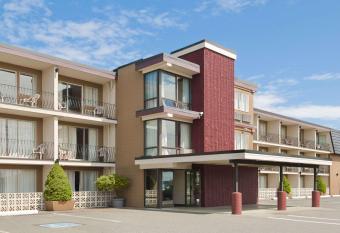 Travelodge by Wyndham Nanaimo allows 18 year olds to book a room