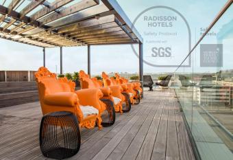 Radisson Blu Riverside Hotel allows 18 year olds to book a room