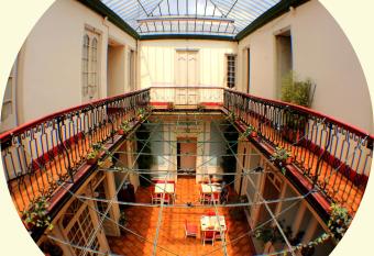 Hostal R10 has Balcony rooms