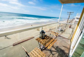 Beachfront, sun, sand & fun - Cozy 1 Bdr Apt has Balcony rooms