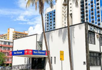 Hotel Diplomat allows 18 year olds to book a room