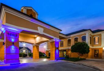 Best Western Inn & Suites has rooms with a private hot tub