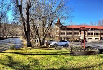 Riverbend Motel & Cabins allows 18 year olds to book a room
