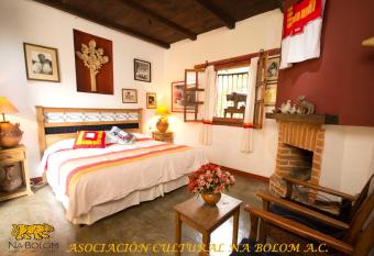 Hotel Na Bolom has rooms with a private hot tub