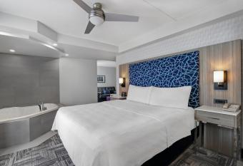 Homewood Suites by Hilton London Ontario has rooms with a private hot tub
