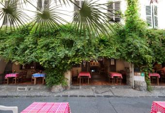 H  tel Les Arcades has Balcony rooms