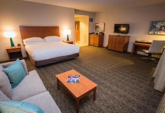 Hilton St. Petersburg Carillon Park has rooms with a private hot tub