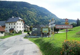 H  tel du Soleil allows 18 year olds to book a room