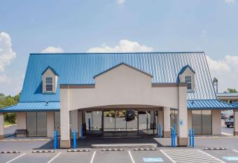 Rodeway Inn has Smoking rooms