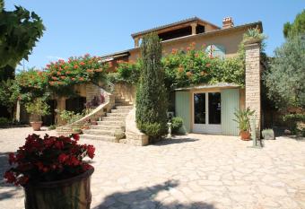 Villa Theba  de Chambres d h  tes allows 18 year olds to book a room