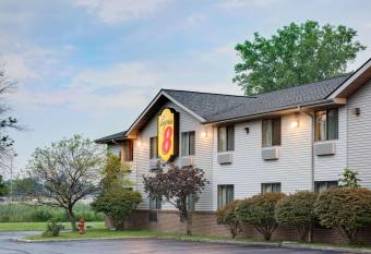 Super 8 by Wyndham Mentor/Cleveland Area has Smoking rooms