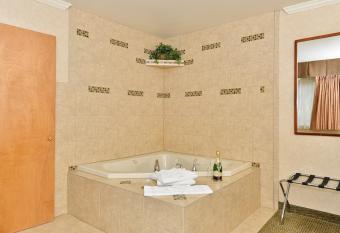 Best Western Holiday Hotel has rooms with a private hot tub