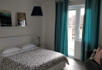 Novantatr   has Balcony rooms