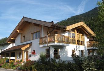 Chalet Isabella has Balcony rooms