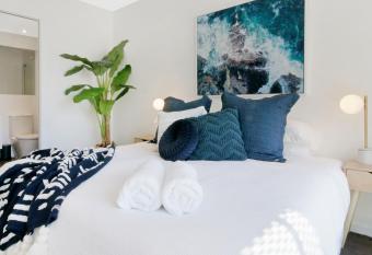    Lux 2BR on Hindmarsh SQ    has Balcony rooms