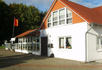 Hotel-Garni  allows 18 year olds to book a room