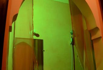 Dar LEULEU has rooms with a private hot tub