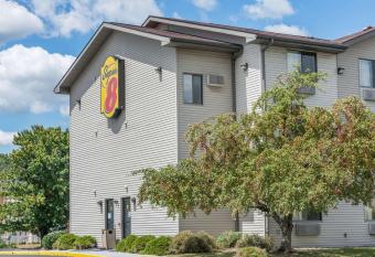 Super 8 by Wyndham New Stanton has Smoking rooms