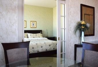 H  tel Castel has rooms with a private hot tub