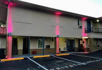 Ellijay Inn allows 18 year olds to book a room