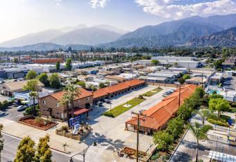 Oak Park Motel has Smoking rooms