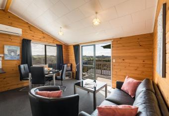 Sunseeker Cottages - Paihia allows 18 year olds to book a room