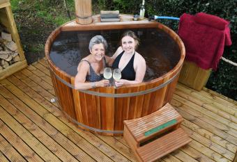 Gaia s Hideaway - Luxury Yurt with Hot Tub has rooms with a private hot tub