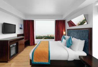 Golden Tulip Gurgaon Sector 29 has rooms with a private hot tub