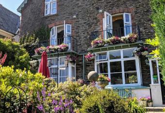 Lee House allows 18 year olds to book a room