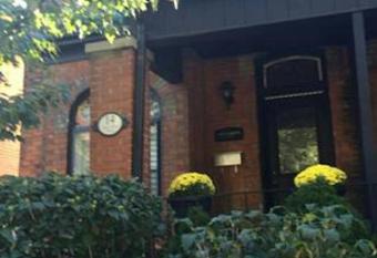 GREY GARDENS HAMILTON Instant Hotel & Guest House allows 18 year olds to book a room