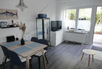 kleines Strandhus allows 18 year olds to book a room