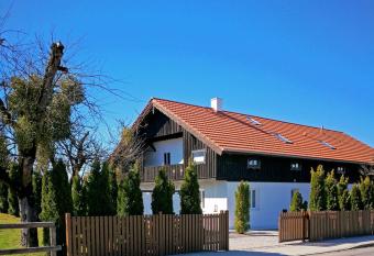 M  nsing N  he Starnberger See, sch  ne Ferienwohnung, G  stewohnung 125qm EG und OG KONTAKTFREI has Balcony rooms