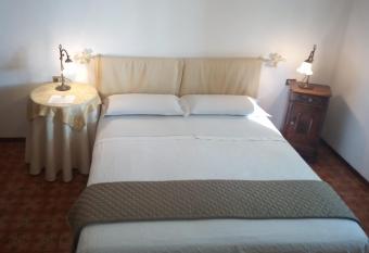 Acquario - Smart Rooms has rooms with a private hot tub