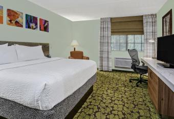 Hilton Garden Inn San Antonio Airport has rooms with a private hot tub