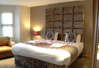 Homestay Hotel Heathrow allows 18 year olds to book a room