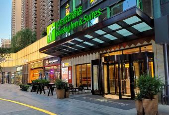 Holiday Inn Suites Xi an High-Tech Zone, an IHG Hotel allows 18 year olds to book a room