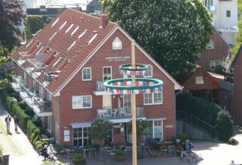 Kapit  nshaus W16 allows 18 year olds to book a room