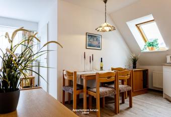 Kapit  nshaus W13 allows 18 year olds to book a room